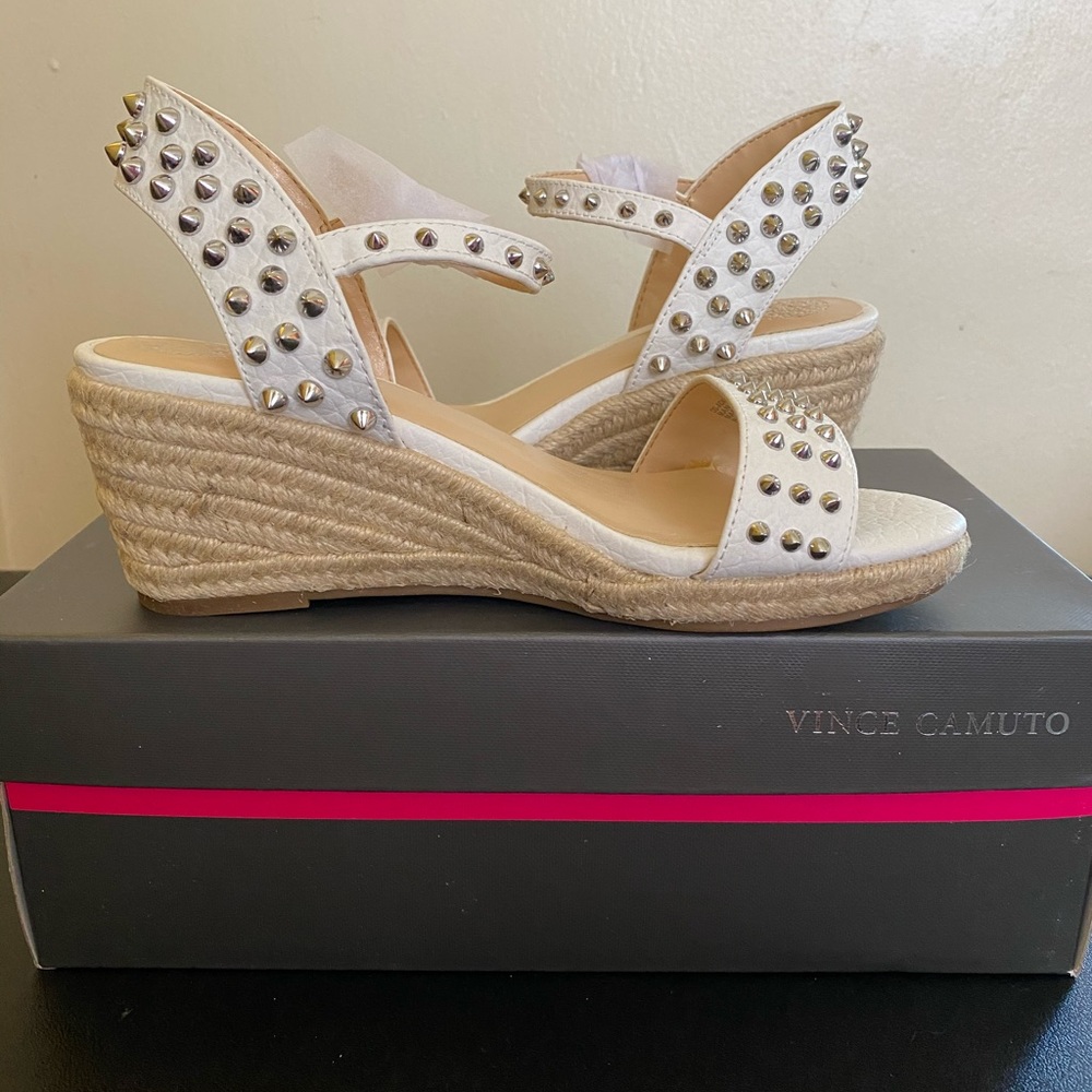 BRAND NEW: Vince Camuto Adalina Wedge Sand…